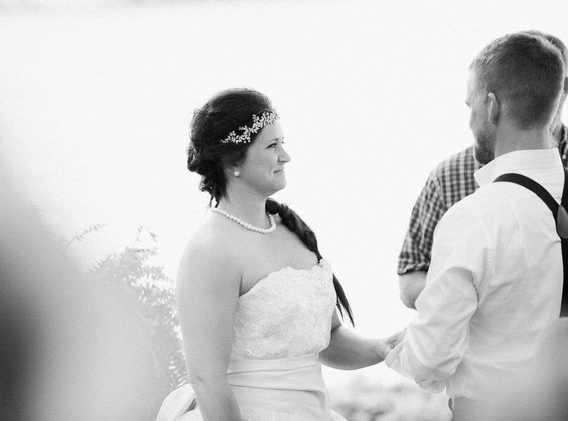 Lake-of-the-ozarks-wedding-photographer-Lindsey-Pantaleo-Osage-Beach-Missouri-Backyard-Wedding (29)