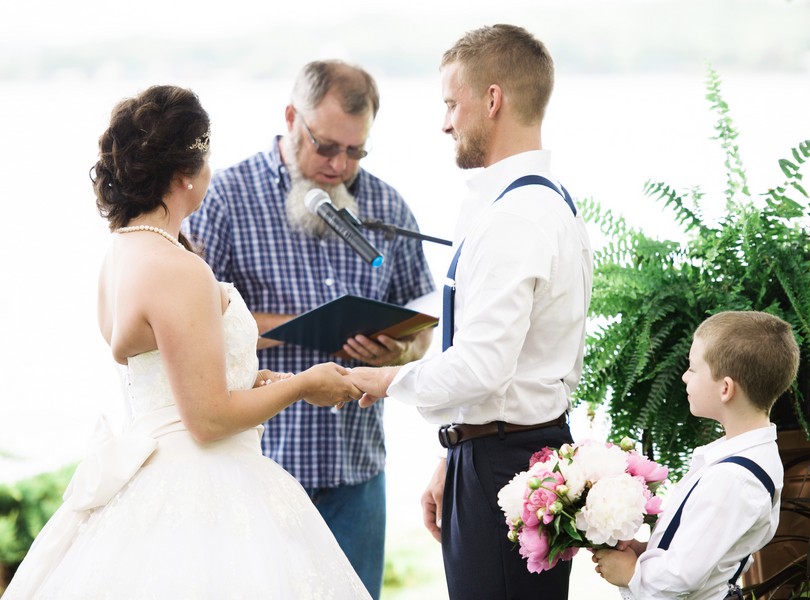 Lake-of-the-ozarks-wedding-photographer-Lindsey-Pantaleo-Osage-Beach-Missouri-Backyard-Wedding (30)