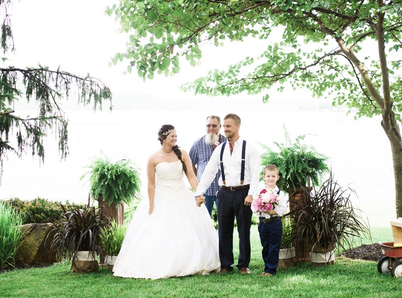 Lake-of-the-ozarks-wedding-photographer-Lindsey-Pantaleo-Osage-Beach-Missouri-Backyard-Wedding (31)